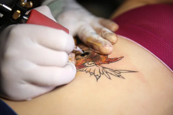 Processo de fazer tatuagem — Fotografia de Stock