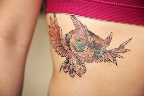 Tattoo uil op vrouw — Stockfoto