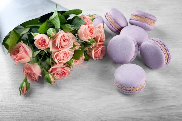 Leckere Makronen mit schönen Rosen — Stockfoto