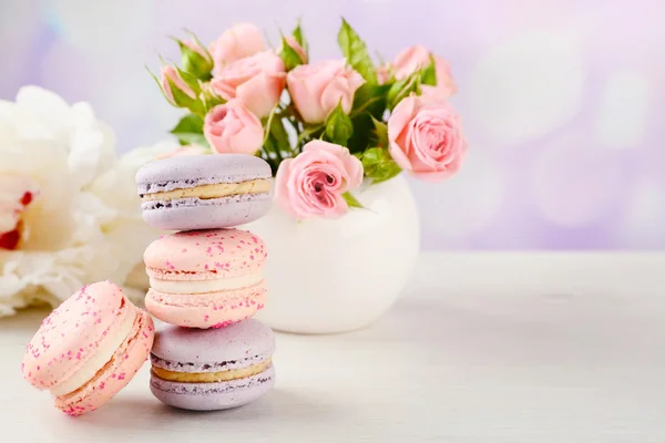 Tasty macaroons with roses — Stock Photo, Image