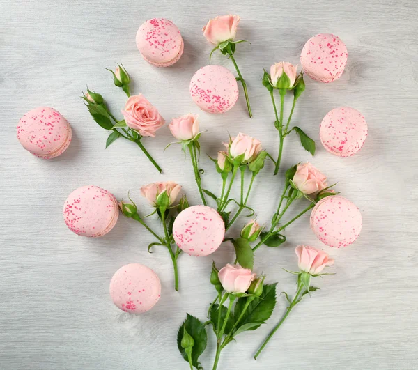 Sabrosos macarrones con hermosas rosas — Foto de Stock