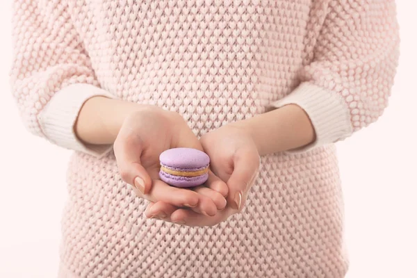 Mulher segurando macaroon — Fotografia de Stock