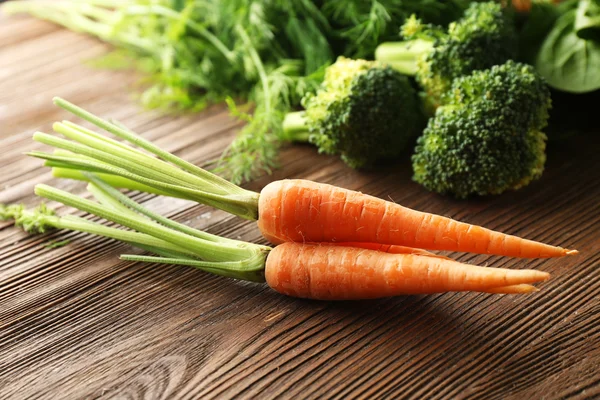 Zanahorias y brócoli en la mesa —  Fotos de Stock