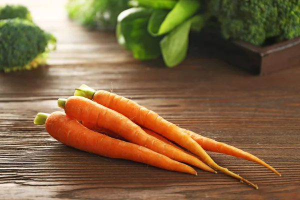 Zanahorias y brócoli en la mesa — Foto de Stock