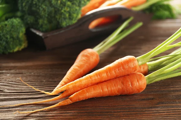 Морква і брокколі на столі — стокове фото
