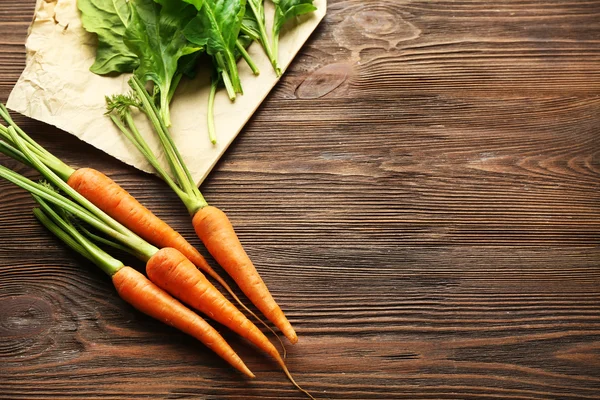 Poche carote sul tavolo — Foto Stock