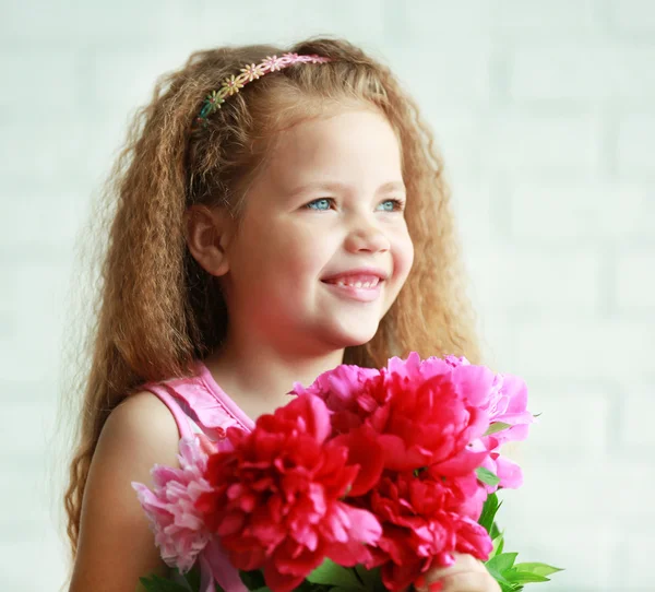 Bella ragazza in possesso di peonie bouquet — Foto Stock