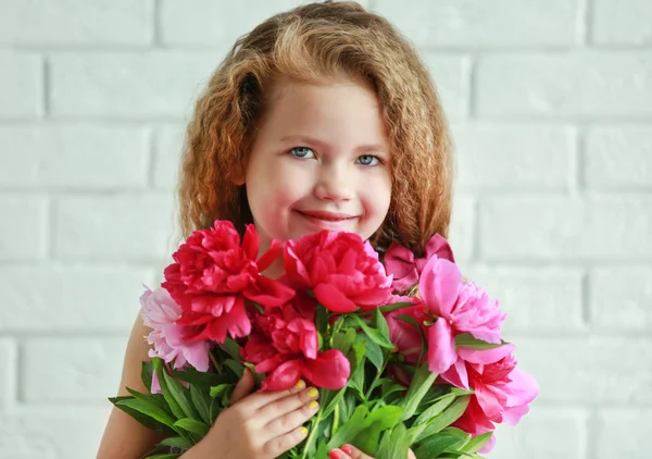 Mooi meisje houden boeket van pioenrozen — Stockfoto