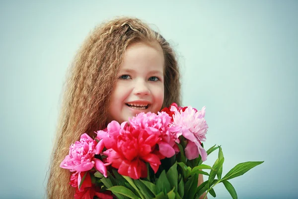 Krásná dívka drží kytice pivoněk — Stock fotografie