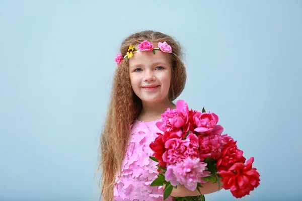 Mooi meisje houden boeket van pioenrozen — Stockfoto