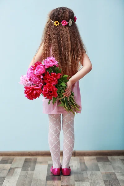 Peonies buket tutan kız — Stok fotoğraf