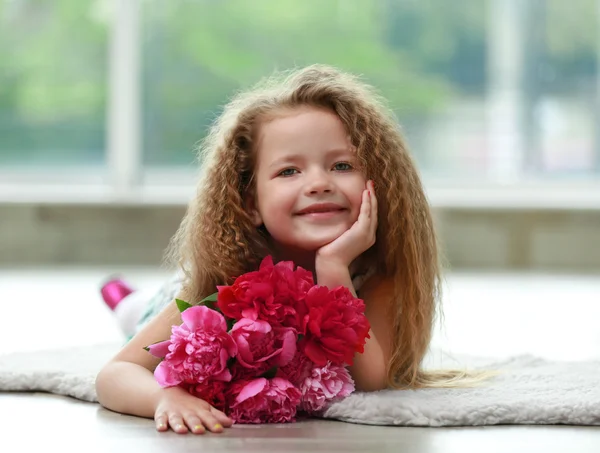 Menina bonita segurando peônias buquê — Fotografia de Stock