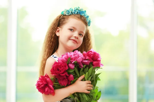 Gyönyörű lány gazdaság pünkösdi rózsa csokor — Stock Fotó