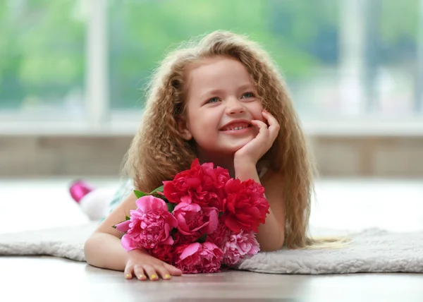 Belle fille tenant des pivoines bouquet — Photo