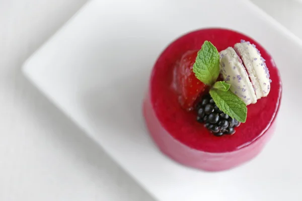 Mini pastel de frutas con bayas — Foto de Stock