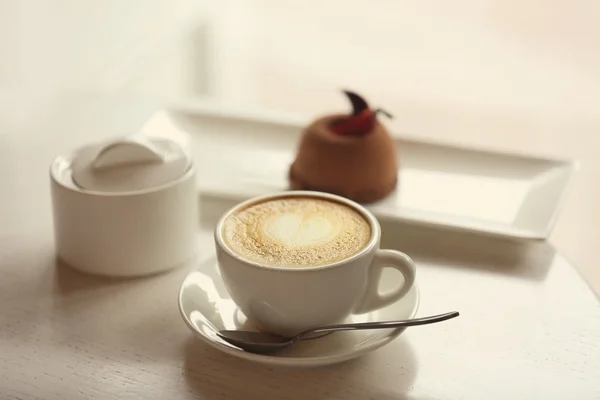 Kuppi kahvia suklaa jälkiruoka — kuvapankkivalokuva