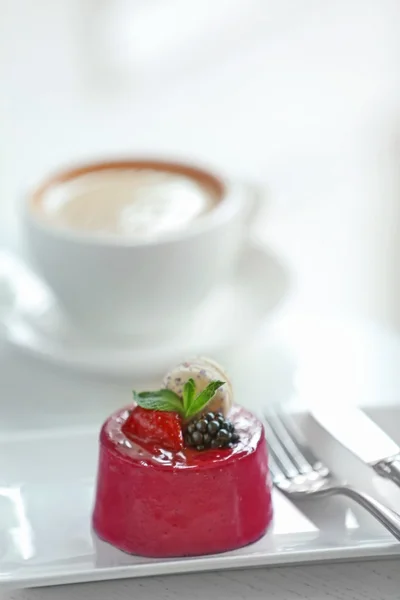 Mini pastel de frutas con bayas —  Fotos de Stock