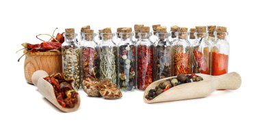 Cam şişelerde çeşitli kuru baharat  