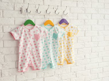 Renkli bebek romper kümesi 