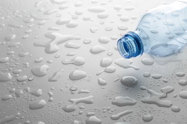 Damla ve şişe üzerinde tablo