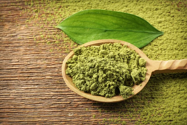 Cucchiaio di legno con tè matcha in polvere — Foto Stock