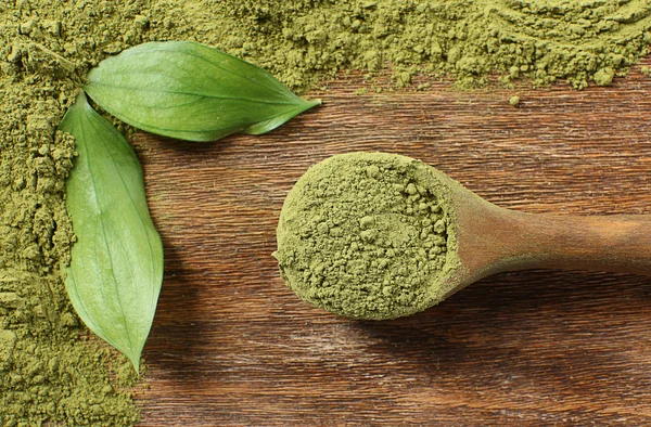 Wooden spoon with powdered matcha tea — Stock Photo, Image