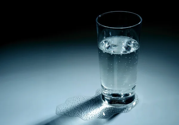 Glas und Mineralwasser — Stockfoto