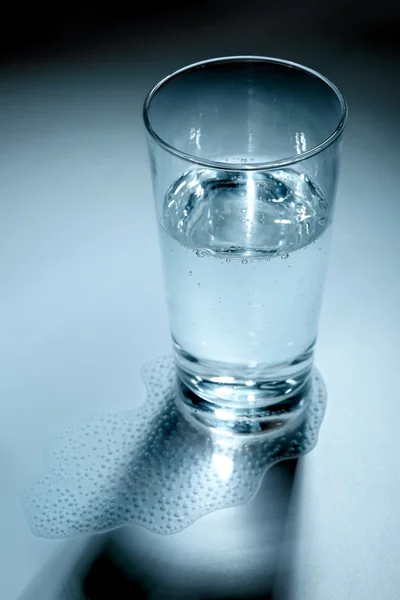 Glass and mineral water — Stock Photo, Image