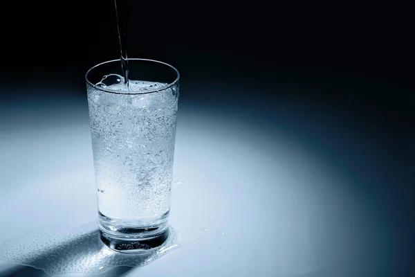 Wasser ins Glas gießen — Stockfoto