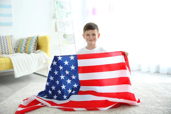 Garçon et drapeau américain — Photo