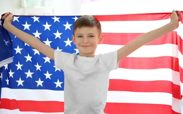 Menino e bandeira americana — Fotografia de Stock