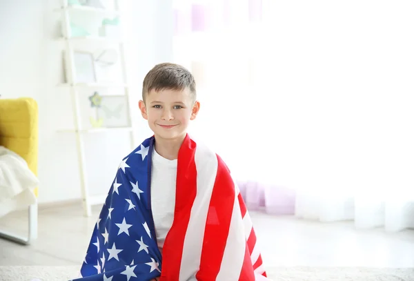 Menino e grande bandeira americana — Fotografia de Stock