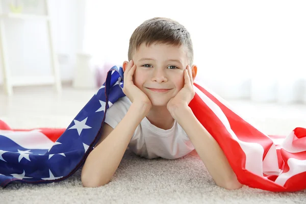 Menino e grande bandeira americana — Fotografia de Stock