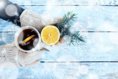 İçecek fincan tutan eller