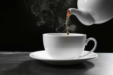 Sıcak çay çaydanlık üzerinden dökme 