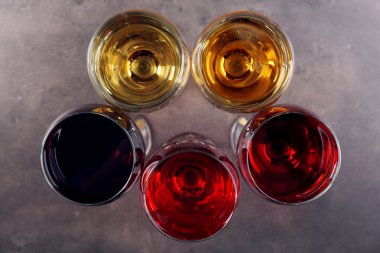 Farklı renkteki şaraplar ile gözlük 