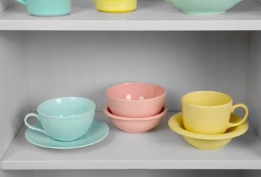 Bulaşıklar mutfakta dolapta.