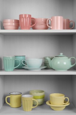 Bulaşıklar mutfakta dolapta.