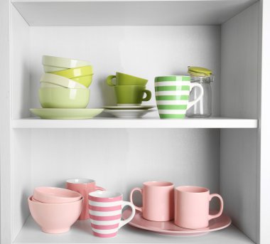 Mutfakta raflarda sofra 