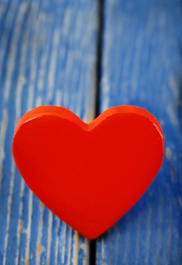 Tahta arka planda ahşap kalp