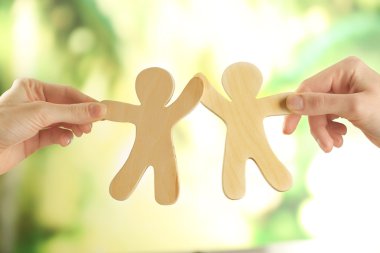 Ahşap figürler birkaç holding eller