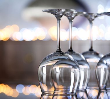 Kalkık ayaklı büyük kadehler