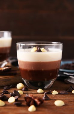 Dekorasyonu ile katmanlı tatlı 