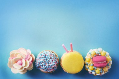 Lezzetli kek ile turkuaz arka plan üzerinde acıbadem kurabiyesi