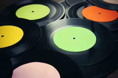 Vinil kayıtlar çok renkli etiketleri
