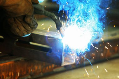 Kaynak ile çalışan adam 