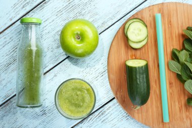 Salatalık yüzlü masada