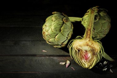 Enginar ahşap arka plan üzerinde