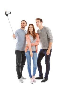 arkadaşlar selfie alarak 