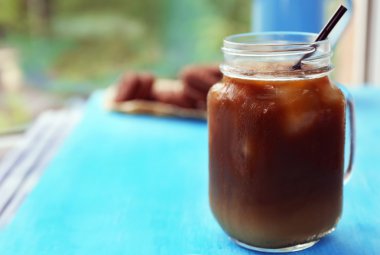 Bir kavanoz buzlu kahve. 